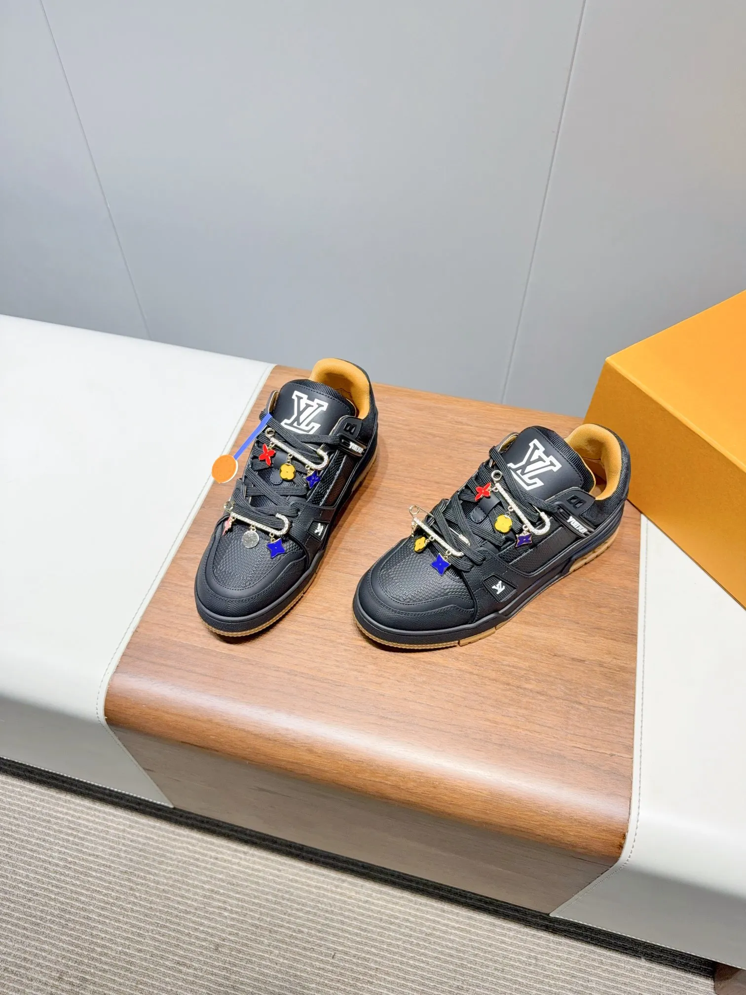 👟👟Ex-factory price 780👟👟Louis Vuitto- Louis Vuitton Couple's Casual Sports Shoes Skateboard Shoes Original purchase, development and production This LV Traine- sports shoe is made of cow leather to create a complex upper, which requires several hours of ingenious sewing to complete. The classic configuration is from the hands of Virgil Ablo-, showing the inspiration of retro basketball shoes. Exquisite packaging at the delivery counter. Fabric: Original customized first-layer cowhide. Inner foot pad: Breathable mesh. Heel height: 3cm. Outsole: Original molded two-color TPU combination outsole. Size: 35-45 (40 for women and 45 for men. Custom-made, non-refundable) (Note: Bulk items do not come with buckles. Please inform us if you need buckles when ordering) Buckle +20